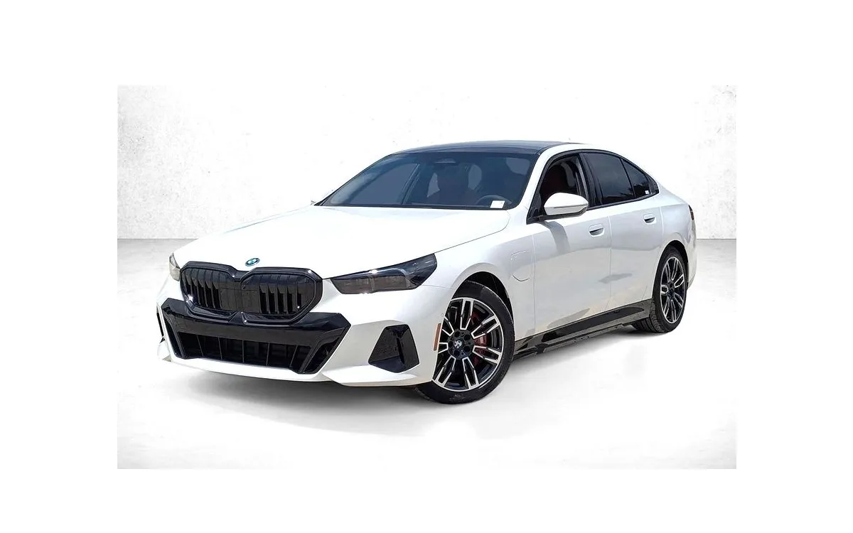 2027 BMW 550e xDrive Sedan in Alpine White