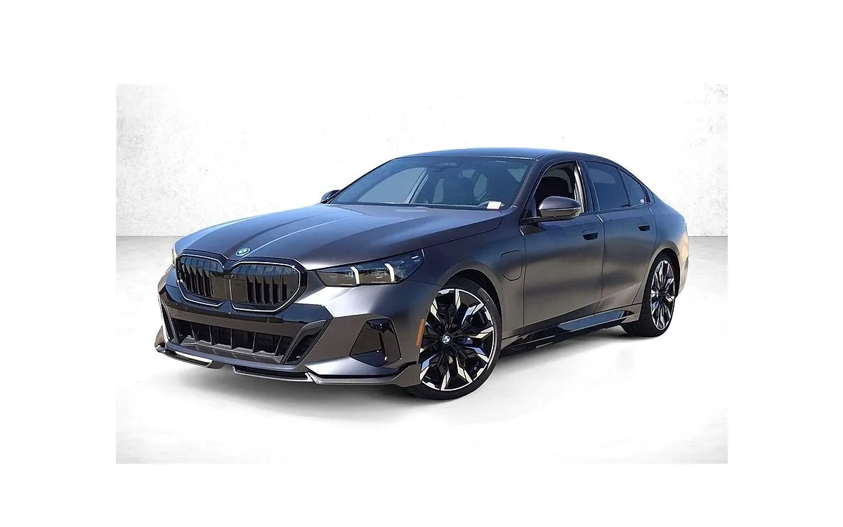 2027 BMW 550e xDrive Sedan in Frozen Deep Gray