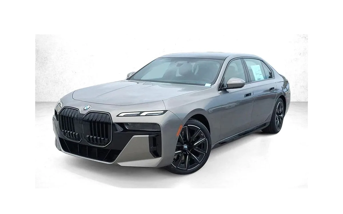 2026 BMW 760i xDrive Sedan in Oxide Gray