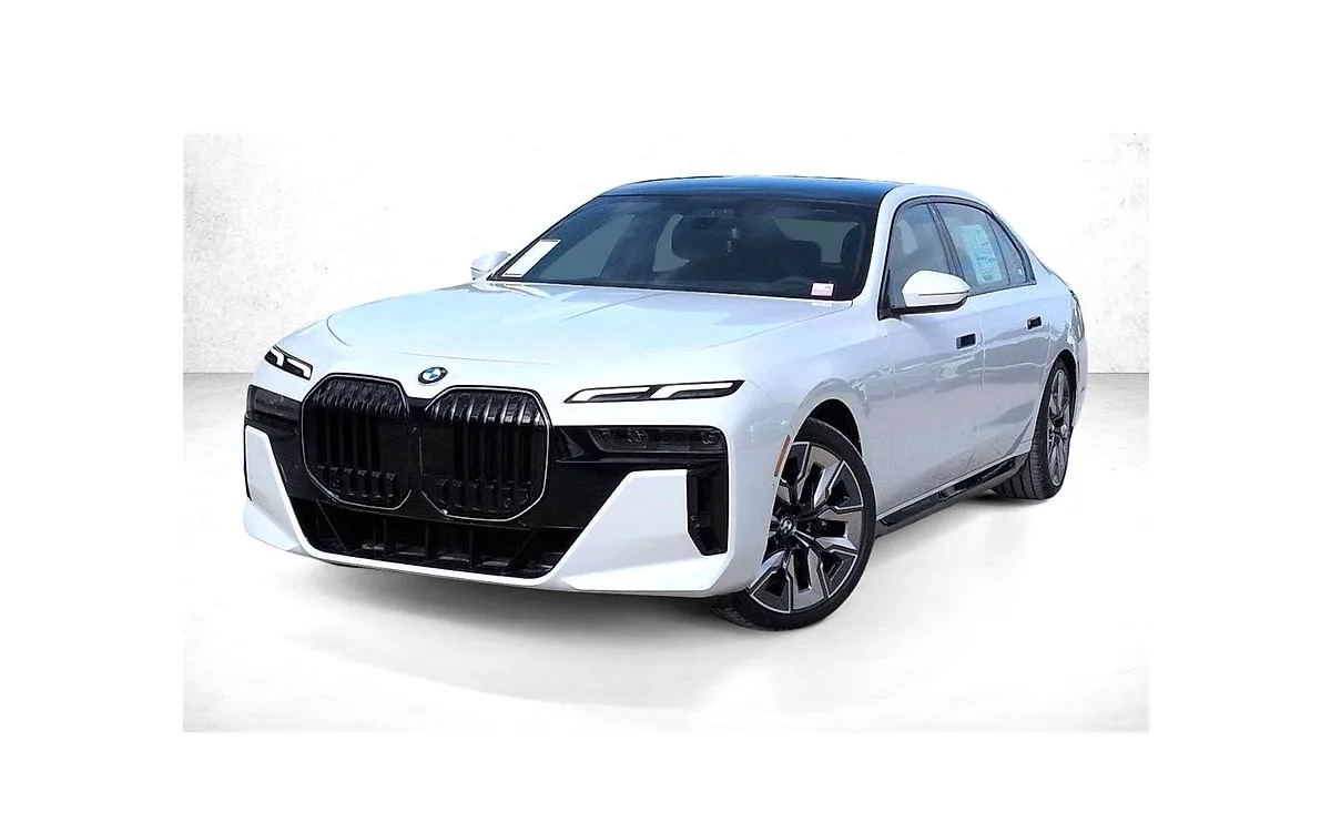 2026 BMW 760i xDrive Sedan in Alpine White