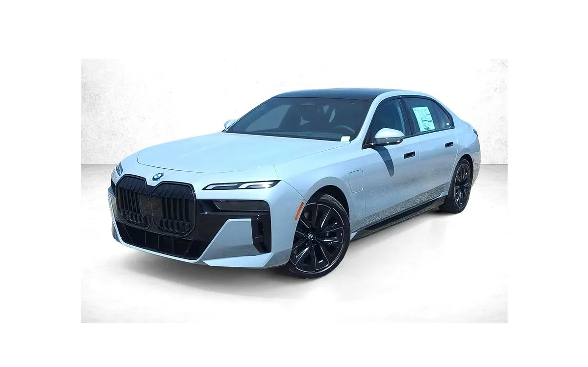 2026 BMW 750e xDrive Sedan in Brooklyn Gray