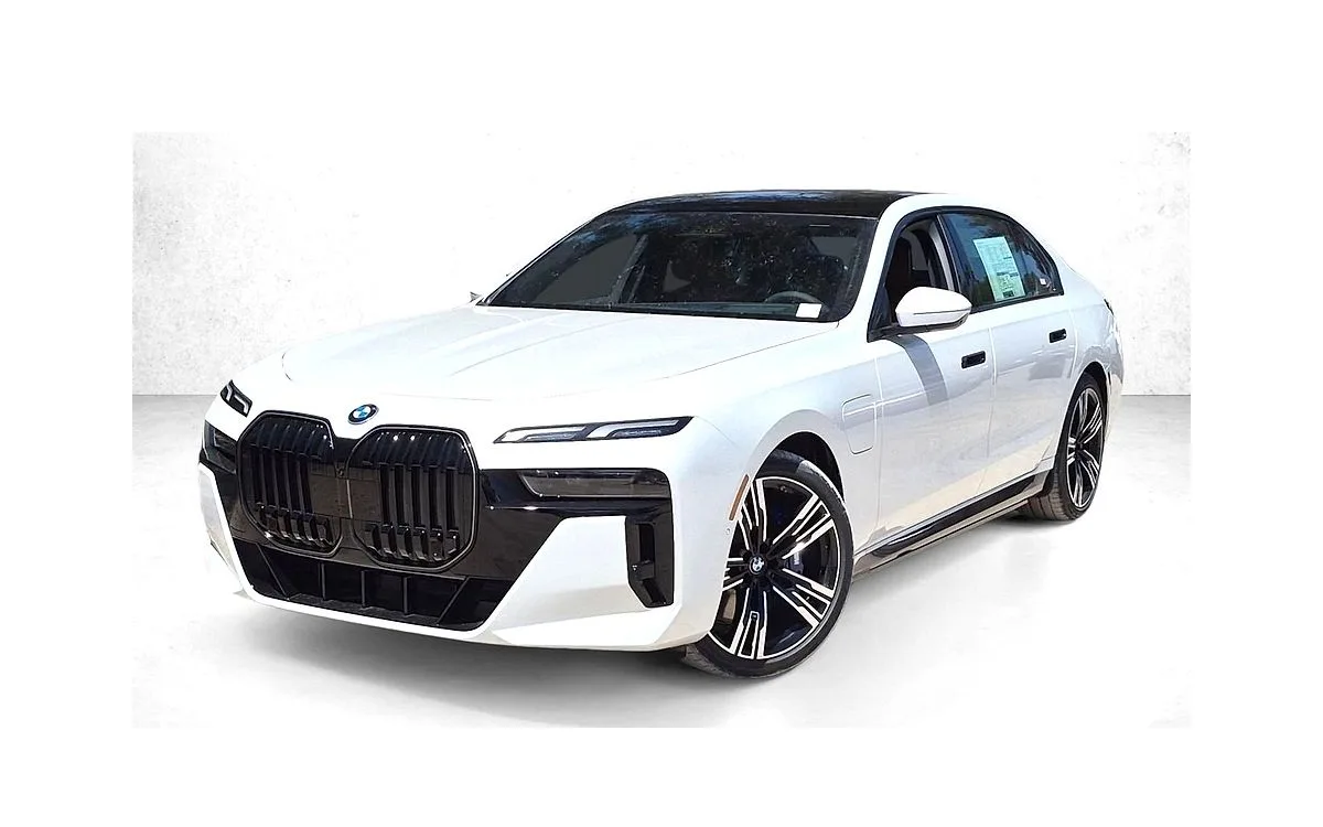 2026 BMW 750e xDrive Sedan in Mineral White