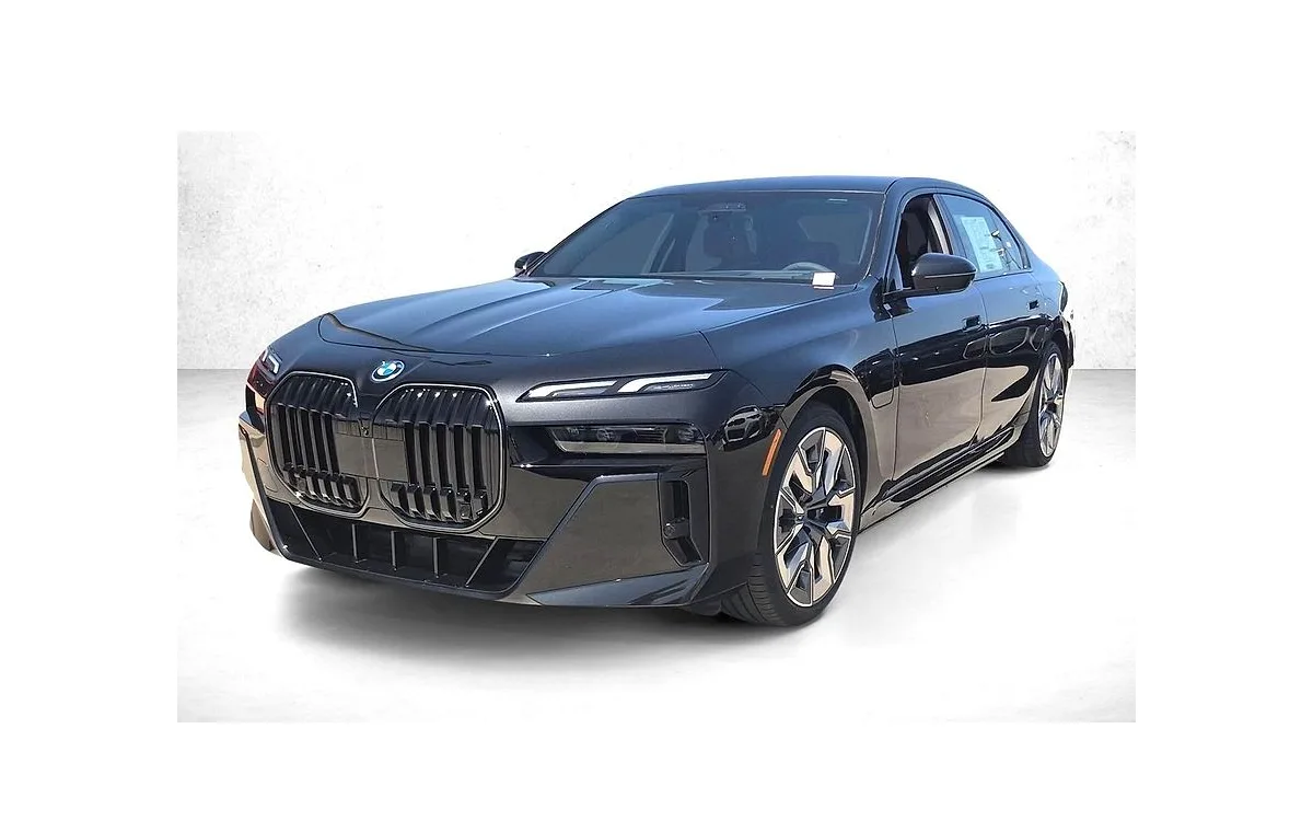 2026 BMW 750e xDrive Sedan in Black Sapphire