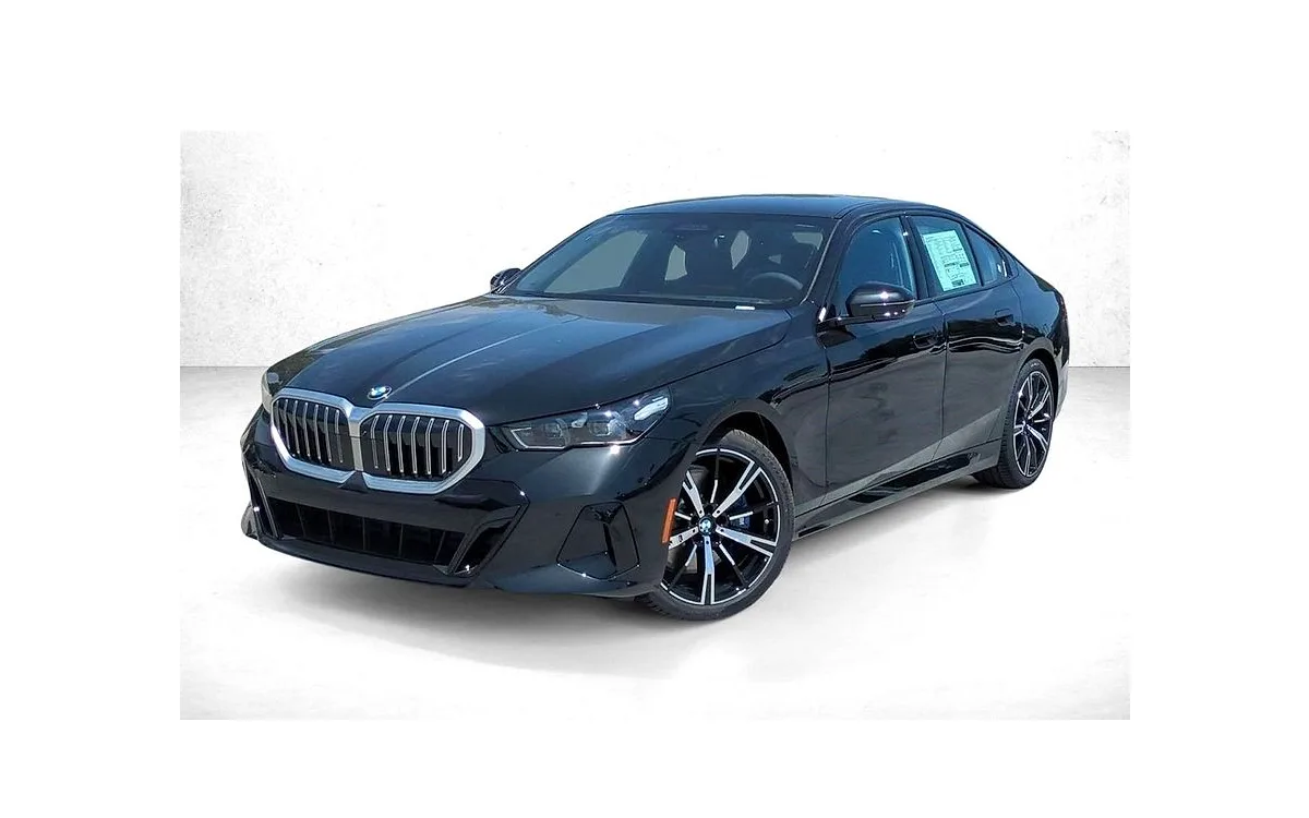 2027 BMW 540i xDrive Sedan in Black Sapphire