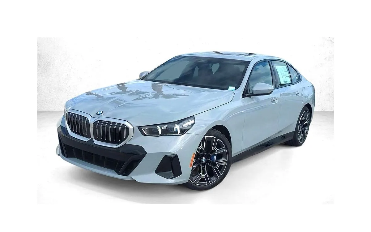 2027 BMW 540i xDrive Sedan in Brooklyn Gray